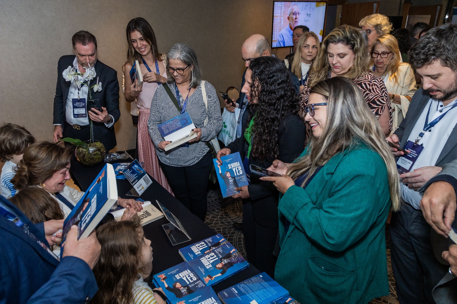 Lançamento do livro A Senhora Yes!, com sessão de autógrafos