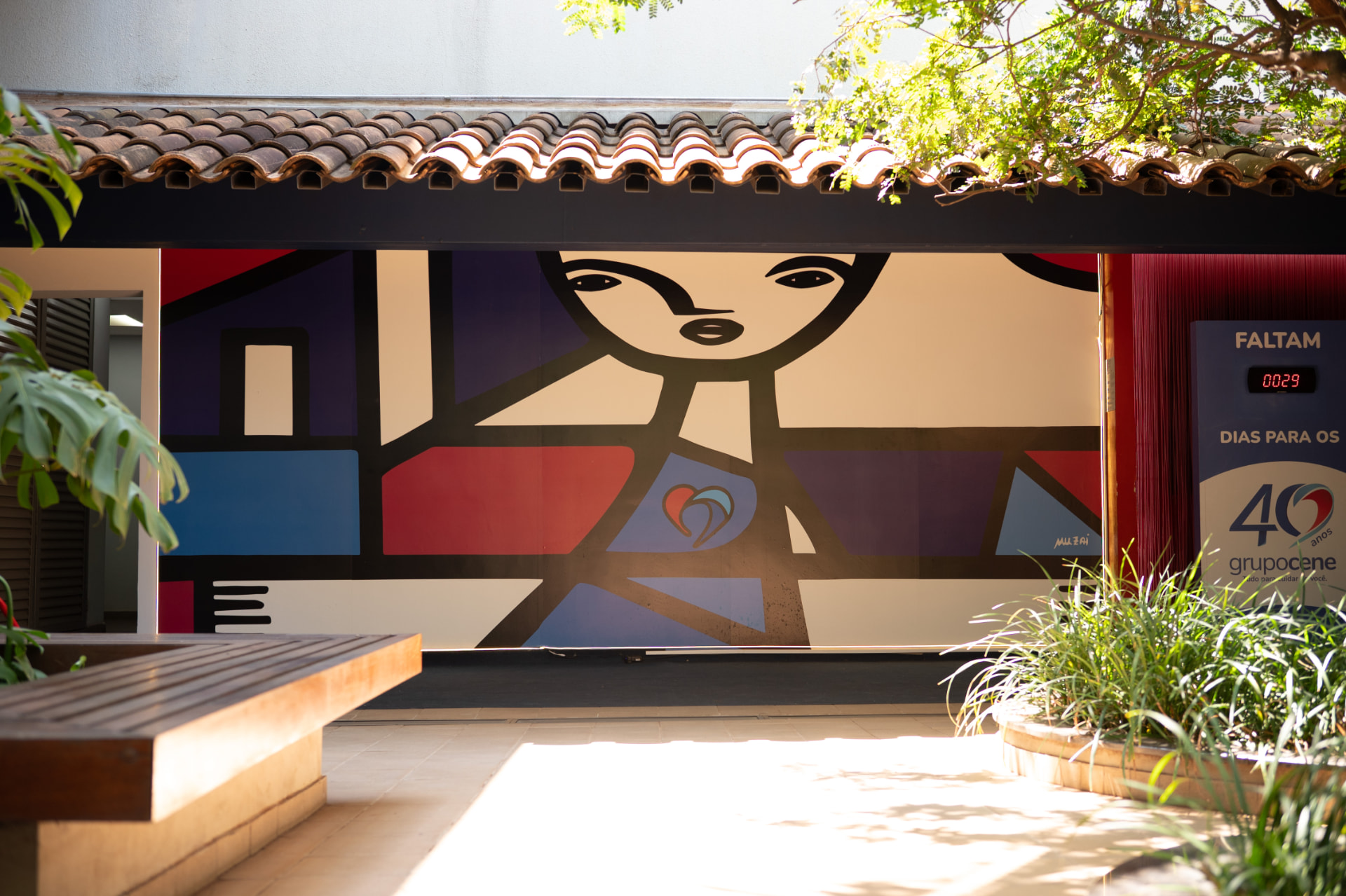 Mural cubista Traços do Cuidar, dos 40 anos do Grupo Cene, instalado na sede