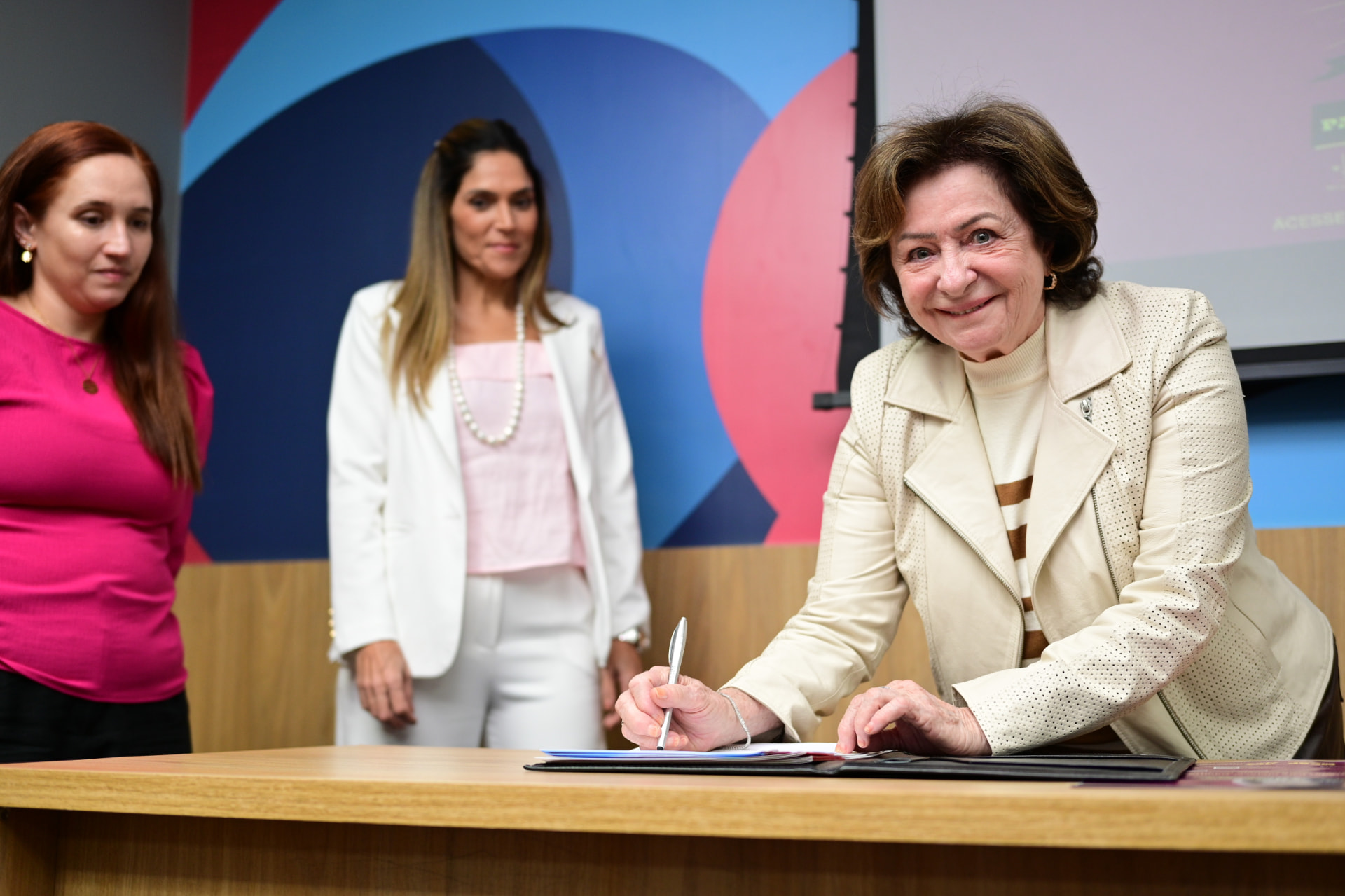 Sueli Noronha Kaiser assina a adesão do Grupo Cene ao Pacto Ninguém Se Cala