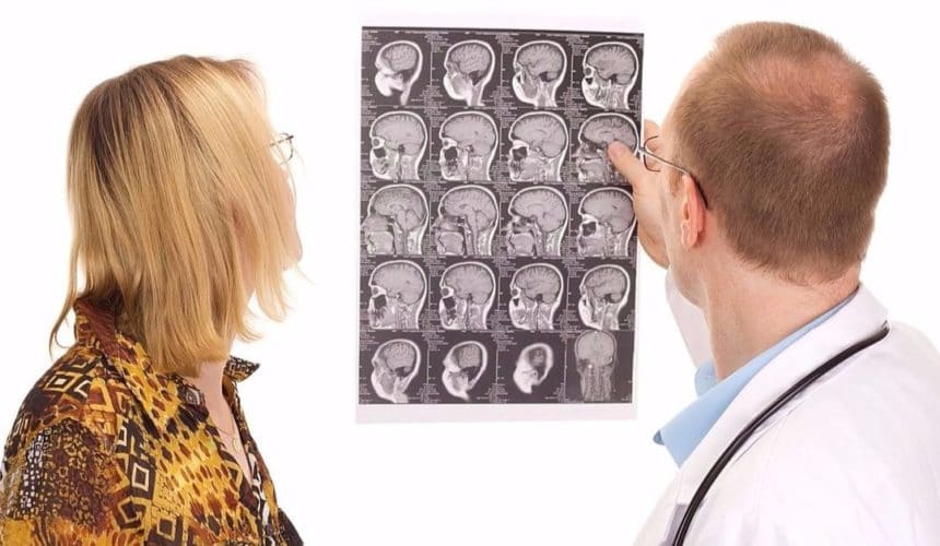 Esclerose múltipla não tem cura, mas tratamento ajuda a diminuir surtos