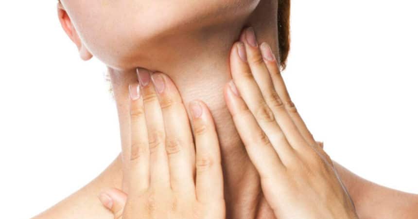 linfoma Pessoa tateando o pescoço para checar possível linfoma
