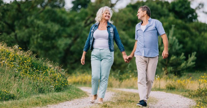 idosos-andando saúde e qualidade de vida