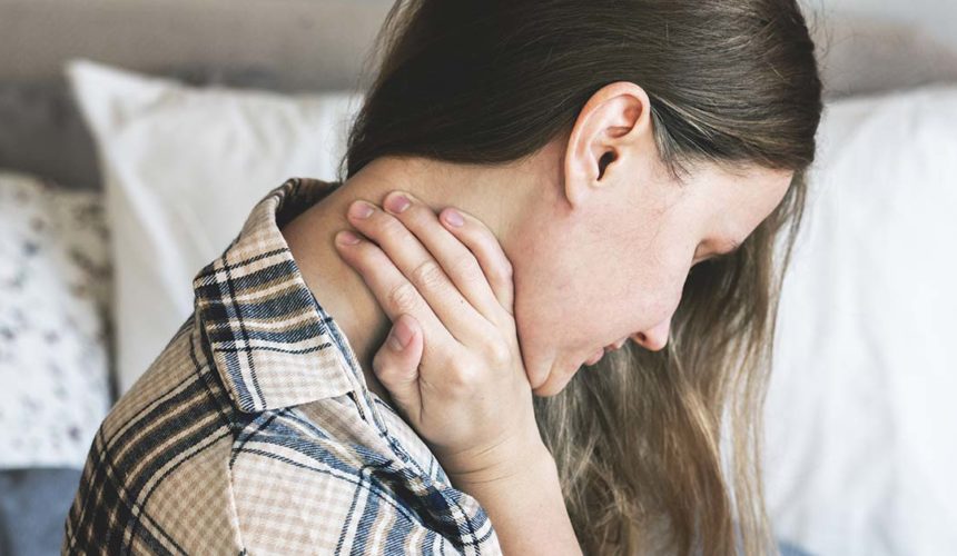 Fortes dores pelo corpo, especialmente na musculatura, podem indicar fibromialgia
