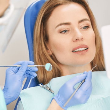 Paciente sendo examinada pelo dentista