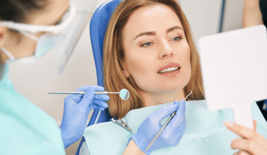 Paciente sendo examinada pelo dentista