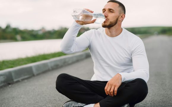 Água é fundamental para uma boa saúde. Saiba a melhor forma de se hidratar